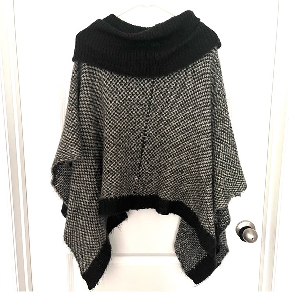 Wooden Ships Mohair and Wool Blend Poncho XS Sweater Shawl Beach Cool Nights - Picture 2 of 4